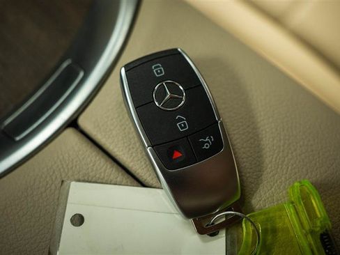 Used 2021 Mercedes-Benz GLC 300 4MATIC w/ Premium Package image 23