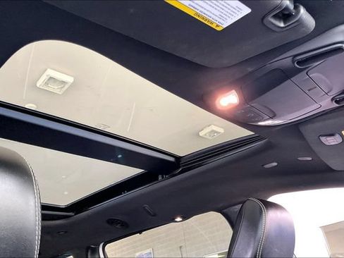 Used 2023 Chrysler Pacifica Limited w/ Uconnect Theater Family Group FWD image 29