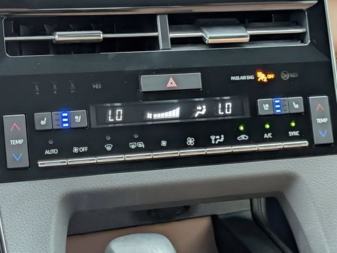Used 2019 Toyota Avalon Limited FWD image 21