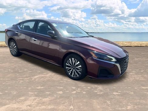 Used 2025 Nissan Altima 2.5 SV FWD image 2