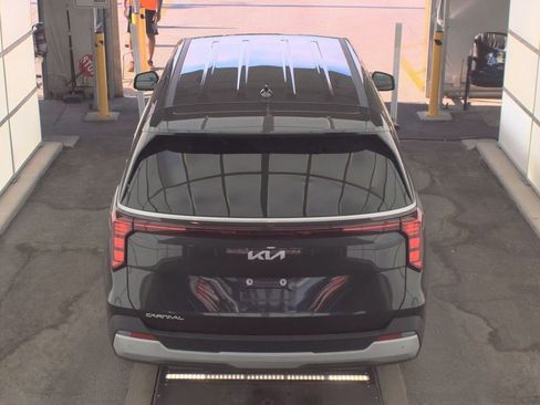 Used 2025 Kia Carnival FWD image 5