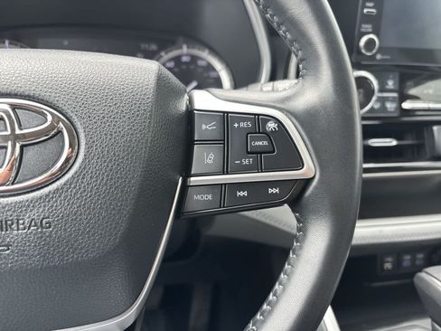 Used 2022 Toyota Highlander XLE AWD/4WD image 13