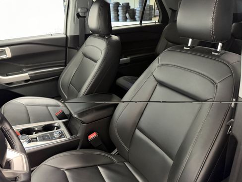 Used 2024 Ford Explorer XLT w/ Equipment Group 202A AWD/4WD image 18