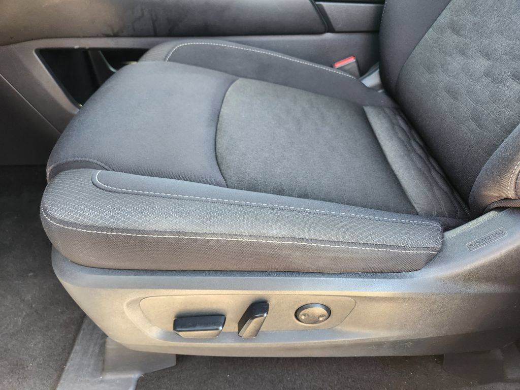 Used 2025 Nissan Pathfinder SV FWD image 28