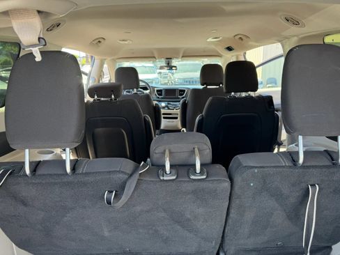 Used 2022 Chrysler Voyager LX FWD image 15