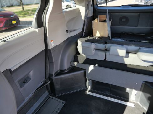 Used 2024 Toyota Sienna XLE w/ XLE Plus Package FWD image 12