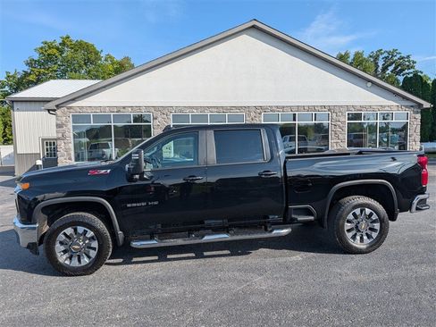 Used 2022 Chevrolet Silverado 2500 LT w/ Convenience Package AWD/4WD image 3