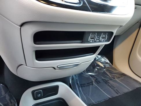 Used 2024 Chrysler Pacifica Touring-L image 23