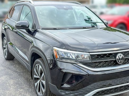 Used 2022 Volkswagen Taos SE FWD image 3