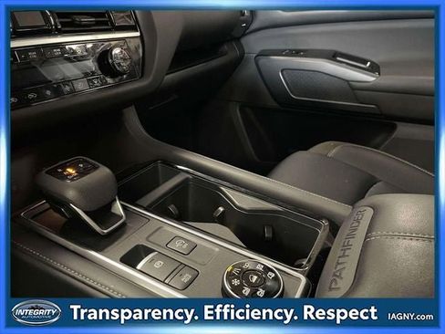 Used 2025 Nissan Pathfinder SL AWD/4WD image 31