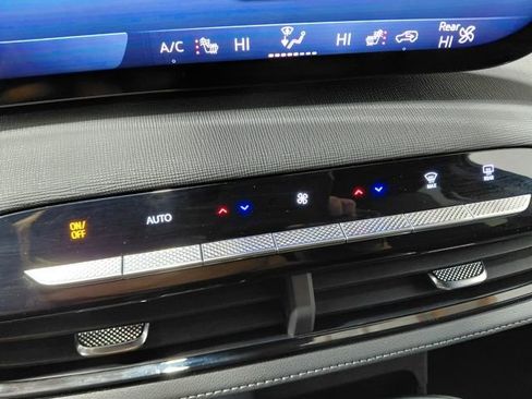 Used 2025 Buick Enclave Preferred image 33