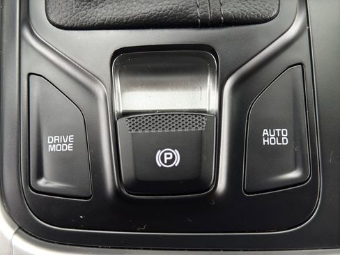 Used 2025 Kia Carnival FWD image 26