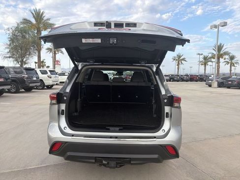 Used 2021 Toyota Highlander LE FWD image 31