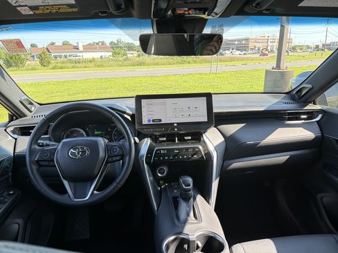 Used 2023 Toyota Venza XLE AWD/4WD image 11