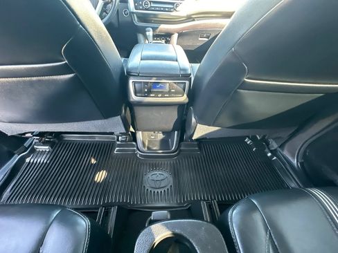 Used 2017 Toyota Highlander SE AWD/4WD image 31