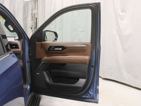 Used 2025 Chevrolet Tahoe High Country AWD/4WD image 30