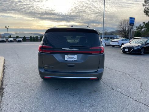 Used 2022 Chrysler Pacifica Touring-L image 7