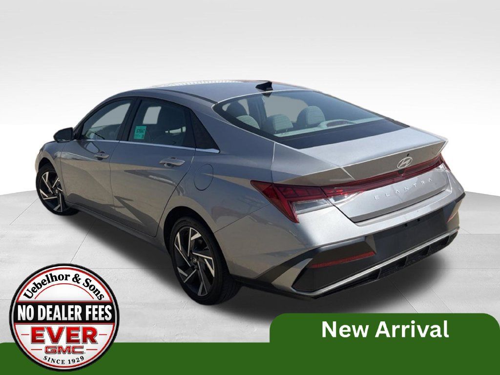 Used 2025 Hyundai Elantra SEL FWD image 11