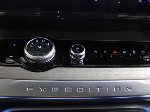 Used 2025 Ford Expedition Platinum AWD/4WD image 18