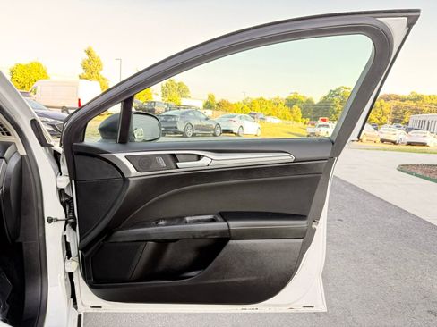 Used 2019 Ford Fusion SE FWD image 22