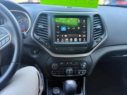 Certified 2017 Jeep Cherokee Latitude w/ Comfort/Convenience Group image 18