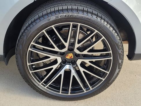 Used 2025 Porsche Macan AWD/4WD image 23