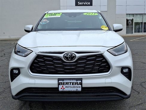 Used 2023 Toyota Highlander LE image 2