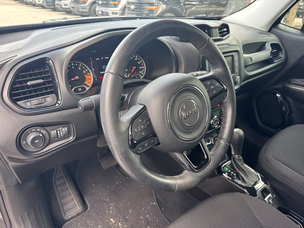 Used 2017 Jeep Renegade Altitude FWD image 9