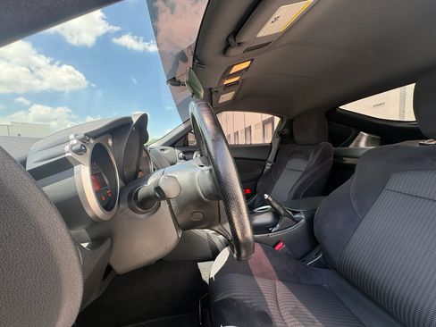 Used 2017 Nissan 370Z Coupe RWD image 28