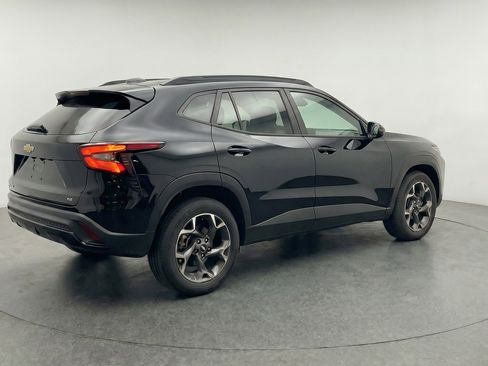 Used 2025 Chevrolet Trax LT FWD image 9