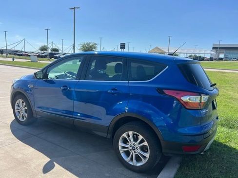 Used 2017 Ford Escape SE FWD image 3