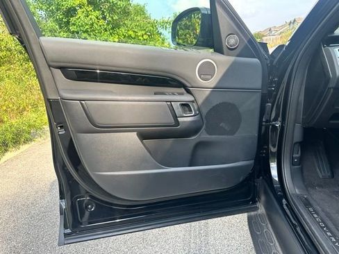 Used 2025 Land Rover Discovery S image 10