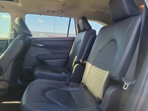Used 2024 Toyota Highlander XLE AWD/4WD image 9