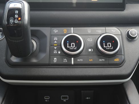 Used 2023 Land Rover Defender 130 S image 17