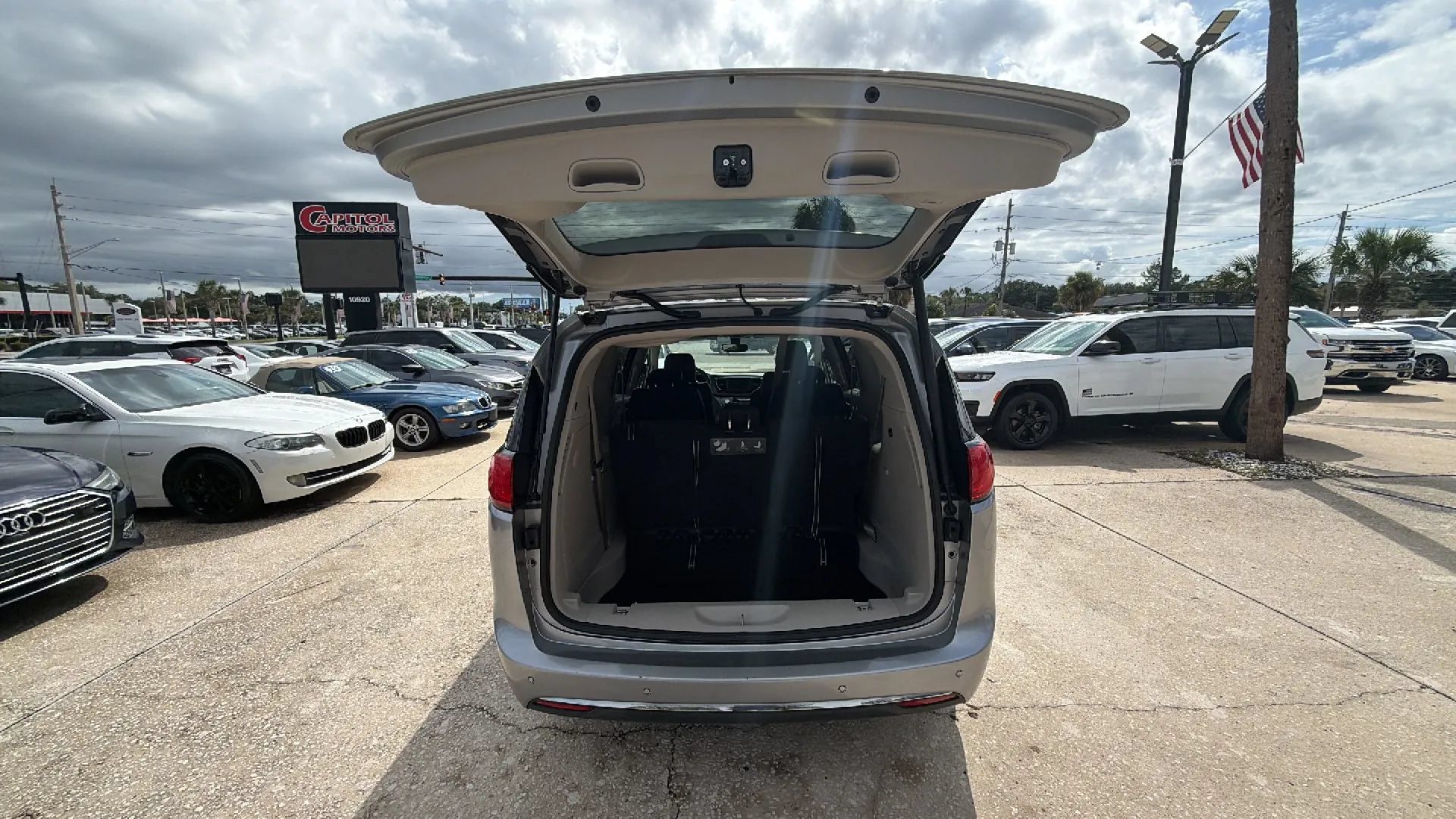 Used 2020 Chrysler Pacifica Touring-L FWD image 24