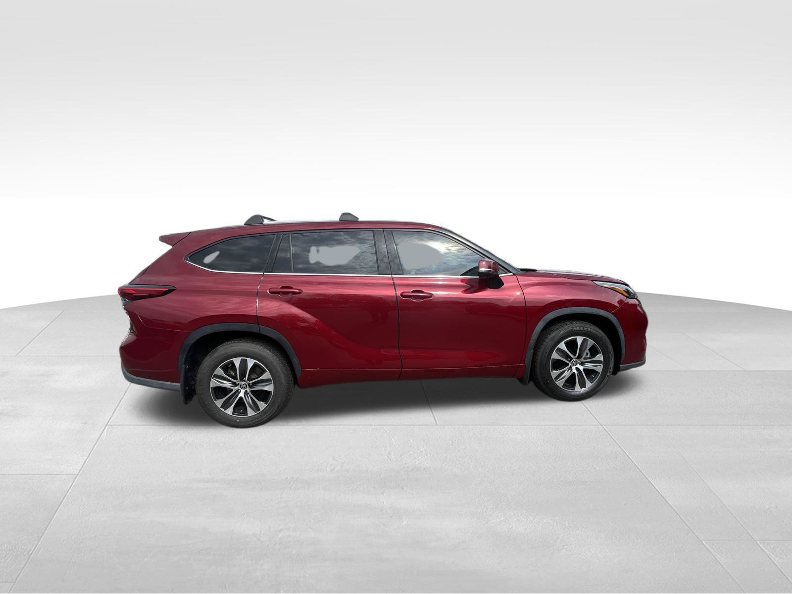 Used 2022 Toyota Highlander XLE FWD image 4