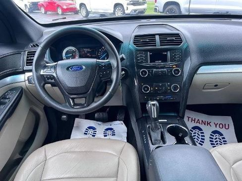 Used 2018 Ford Explorer FWD image 3