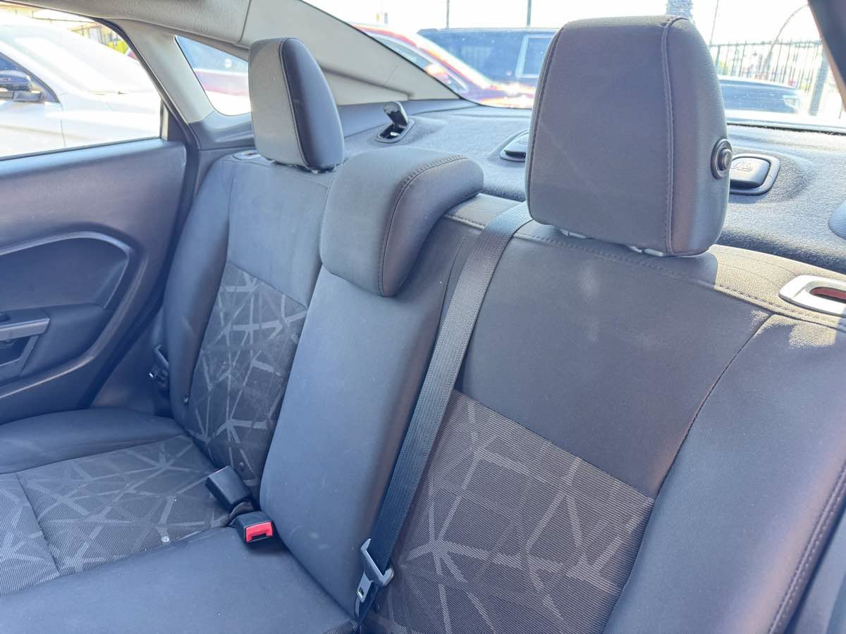 Used 2013 Ford Fiesta SE FWD image 29