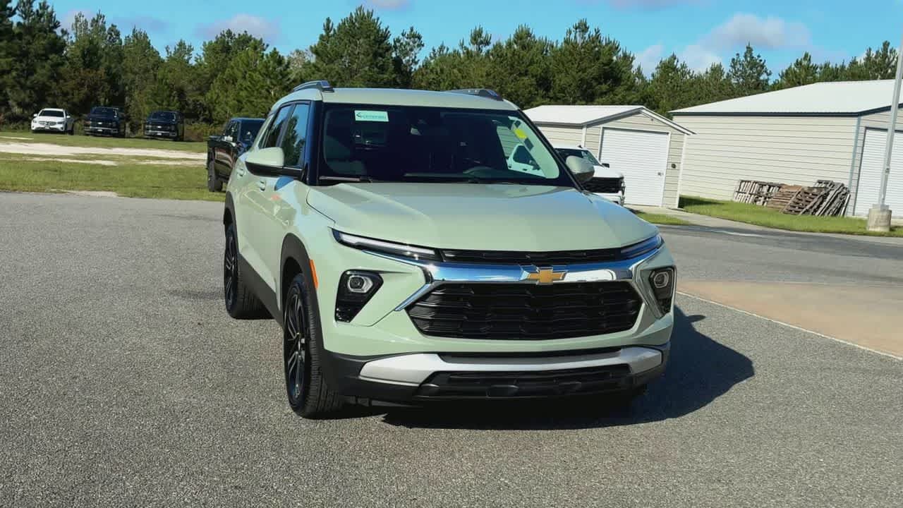 Used 2025 Chevrolet TrailBlazer LT FWD image 3