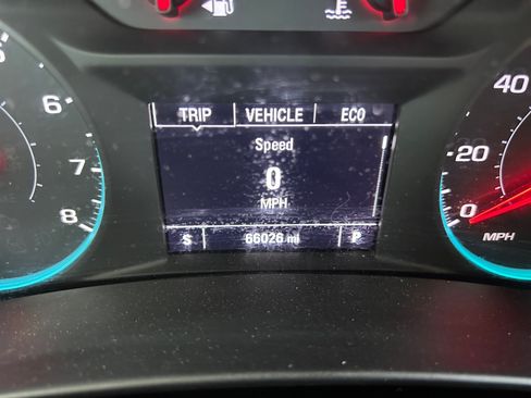 Used 2018 Chevrolet Equinox LT FWD image 2