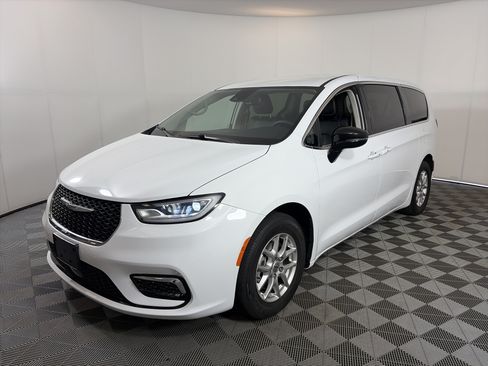 Used 2024 Chrysler Pacifica Touring-L FWD image 2