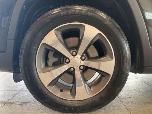 Used 2019 Jeep Cherokee Limited w/ Technology Group AWD/4WD image 9