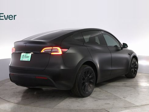 Used 2022 Tesla Model Y Long Range image 12
