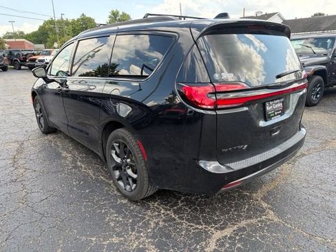 Used 2023 Chrysler Pacifica Touring-L w/ S Appearance Package AWD/4WD image 6