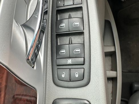 Used 2010 Chrysler Town & Country Touring FWD image 20