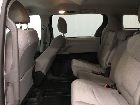 Used 2023 Toyota Sienna LE image 11