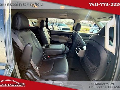 Used 2025 Kia Carnival FWD image 25