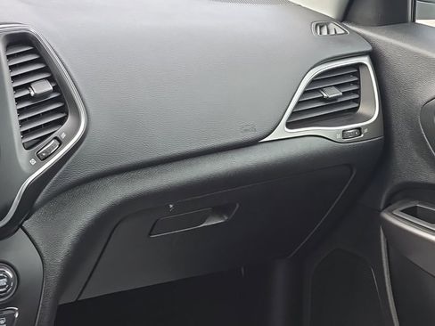 Certified 2020 Jeep Cherokee Latitude Plus image 28