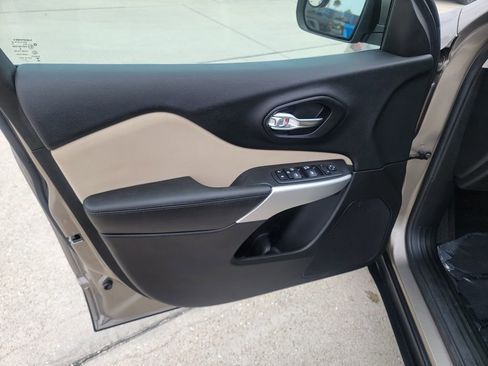 Used 2018 Jeep Cherokee Latitude AWD/4WD image 10