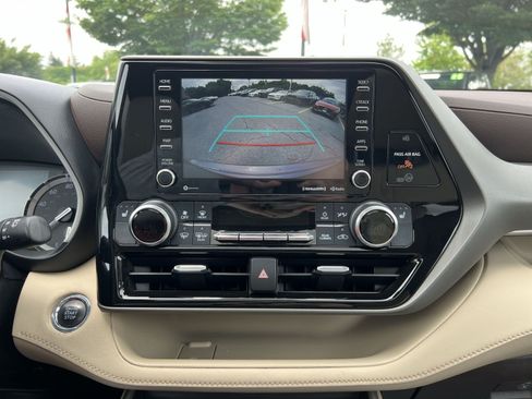 Used 2022 Toyota Highlander XLE AWD/4WD image 19